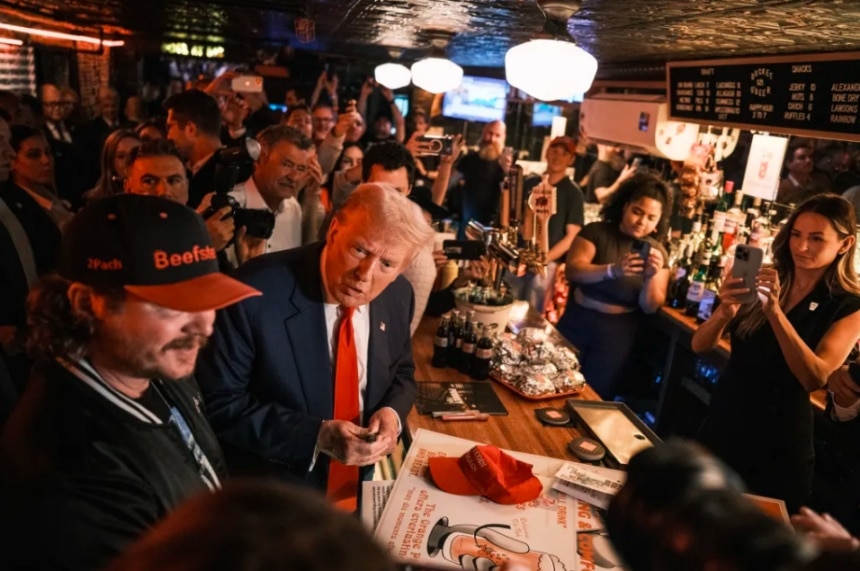 Donald Trump gebruikt Bitcoin om te betalen in een bar in New York