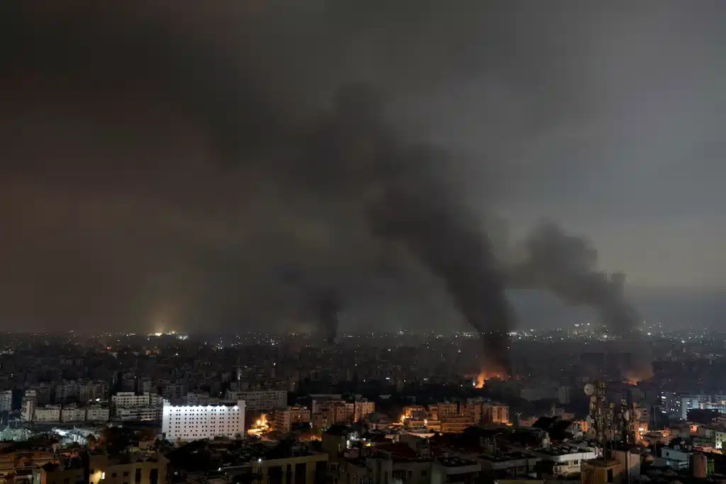 Vlammen en rook stijgen op van een Israëlische luchtaanval in Dahiyeh in Beiroet, vroeg op maandag.