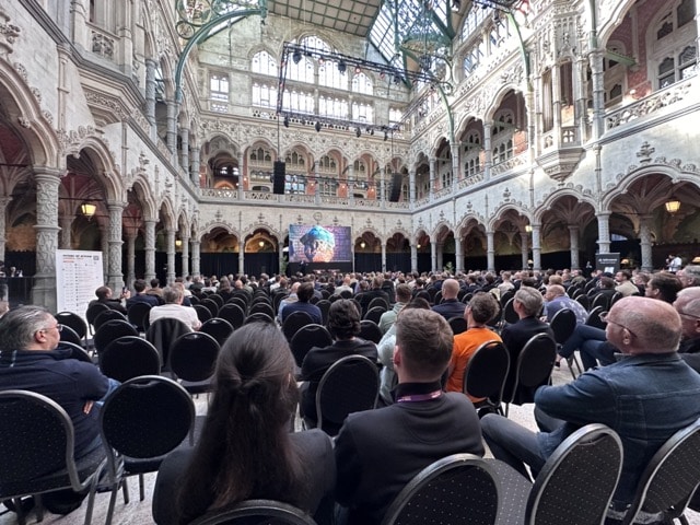 Tuur Demeester op het podium tijdens het Future of Bitcoin 2024-evenement in Antwerpen