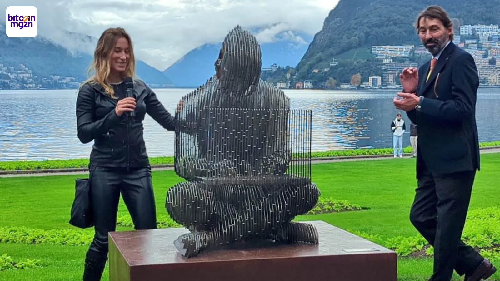 Sculptuur van Bitcoin-oprichter Satoshi Nakamoto gestolen en gevandaliseerd
