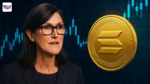 Cathie Wood naast gouden Solana munt met financiële grafieken op de achtergrond