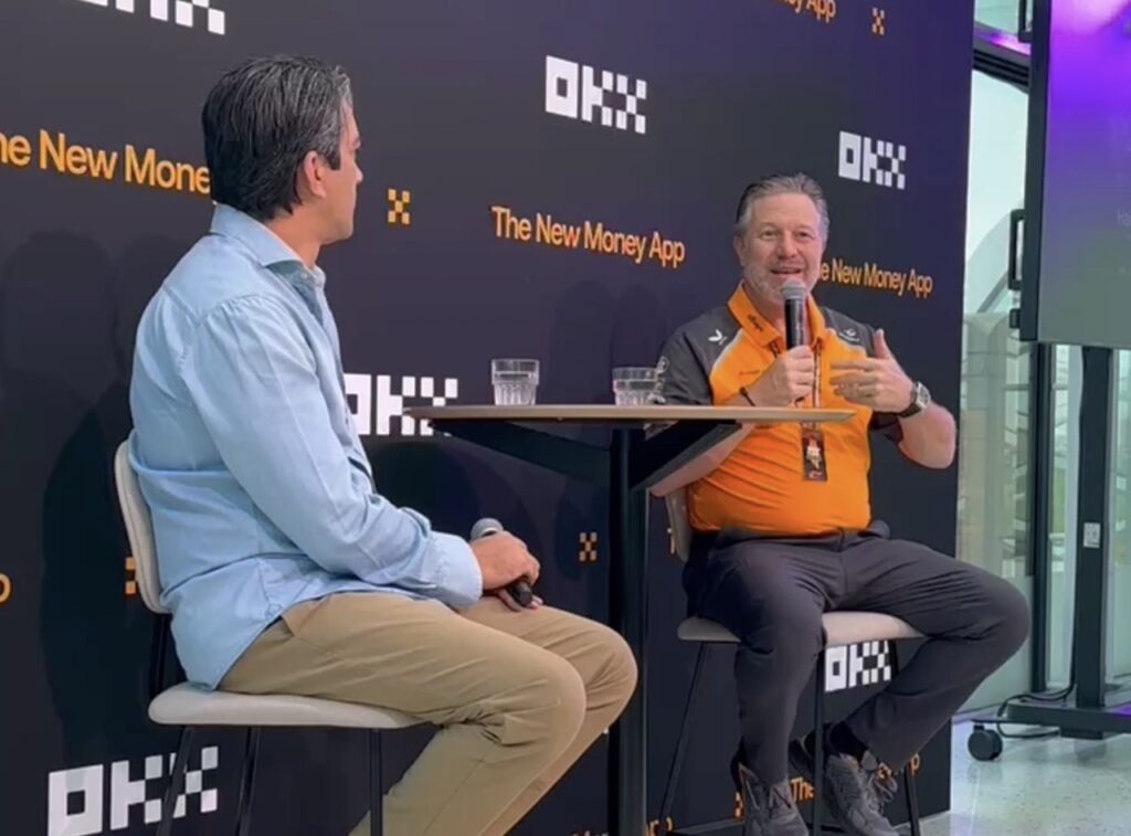 Haider Rafique en Zak Brown tijdens het gesprek in Amsterdam
