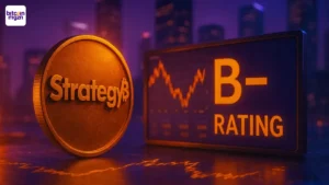 Gouden munt met Strategy-logo naast digitaal scherm met B-minus rating en grafiek in paars-oranje licht, symbool voor financiële beoordeling en cryptomarkt.