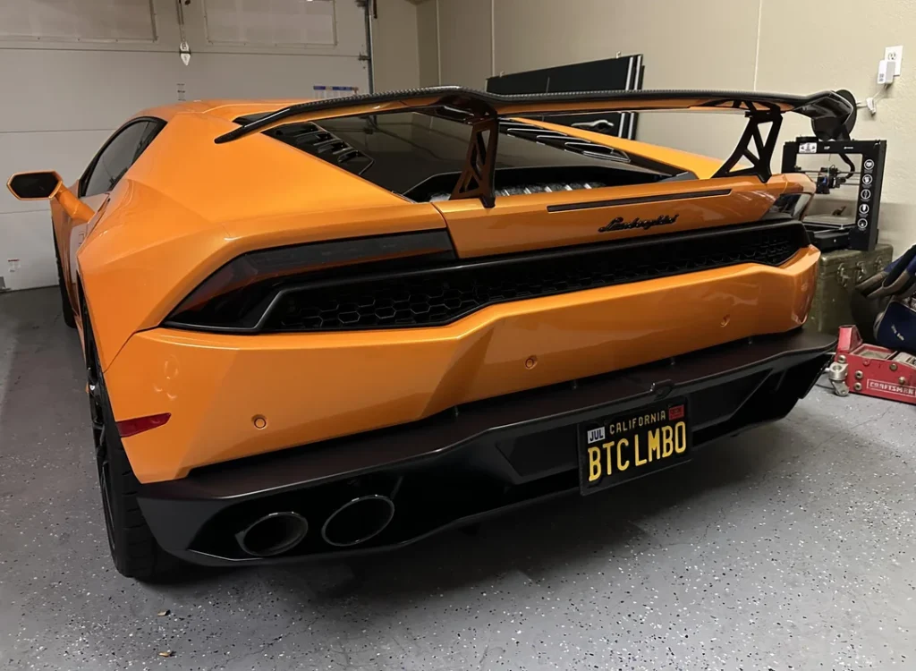 Bitcoiner toont trots zijn ‘BTC LMBO’ kenteken op oranje Lamborghini