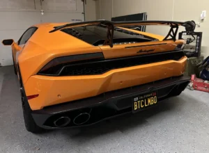 Bitcoin-fan toont trots zijn ‘BTC LMBO’ op oranje Lamborghini: trots, humor en risico’s van een cryptomeme