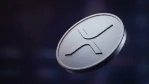 XRP-token met gouden belichting tegen een donkere paarse achtergrond, als symbool voor whale- en ETF-instroom