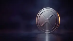 Matte XRP-token in paarse marktsfeer met opwaartse belichting, als beeld voor de recente rally en ETF-instroom.